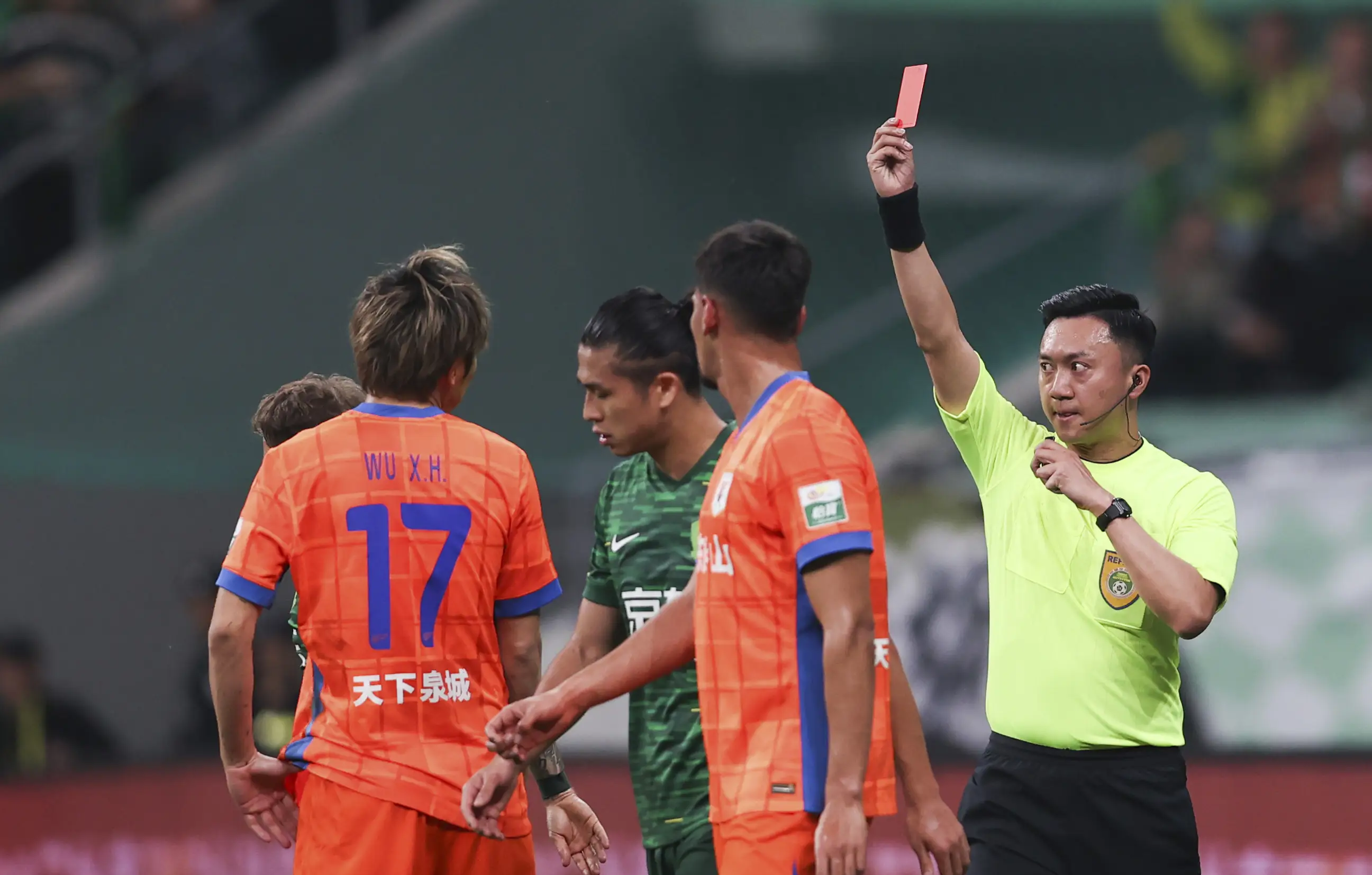 太狠了！今晨山东泰山调整名单以备国王杯风云突变法兰克福赛后调整名单，今晚布莱顿回应争议(山东泰山队引援最新动态)